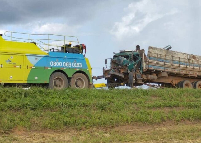 Colisão entre caminhão e carreta-tanque deixa ferido na BR-163