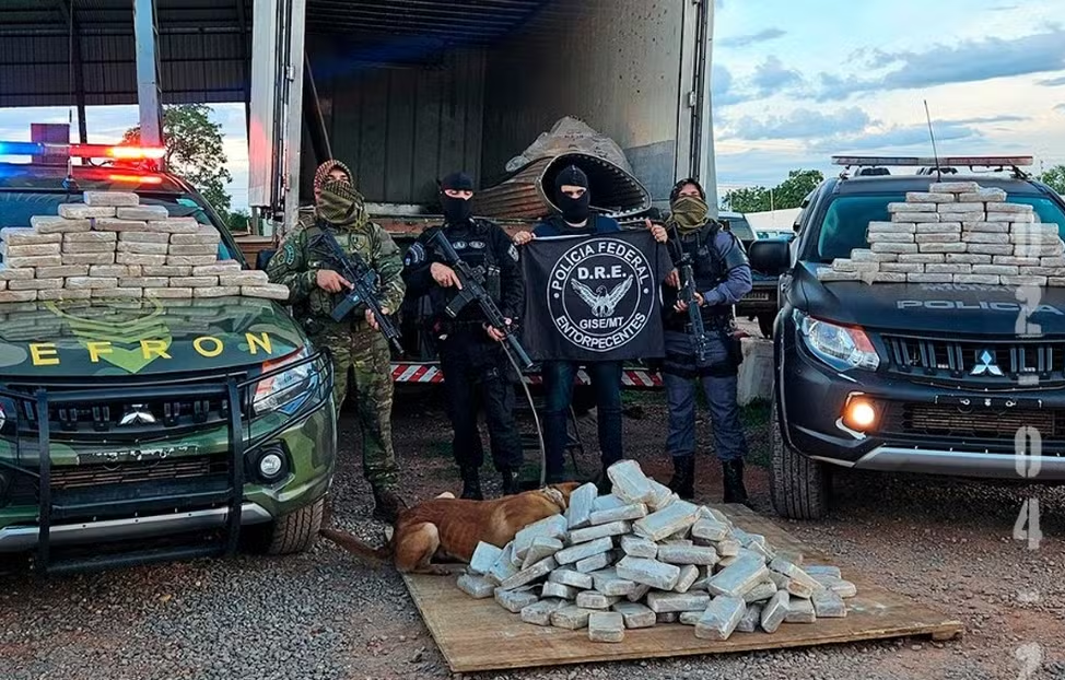 Motorista é preso transportando mais de 200 tabletes de cocaína em caminhão carregado de carne