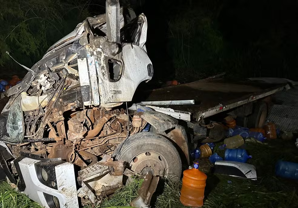Motorista sobrevive em acidente que deixou caminhão ‘esmagado’