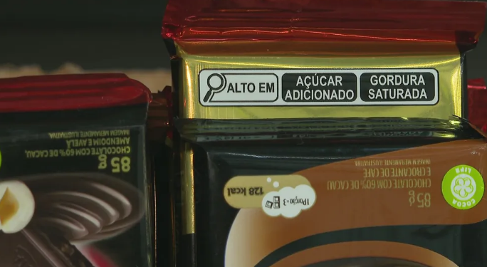 Rótulos de alimentos: acaba prazo para adequar embalagens com dados sobre alto teor de sal, gordura saturada e açúcar; entenda