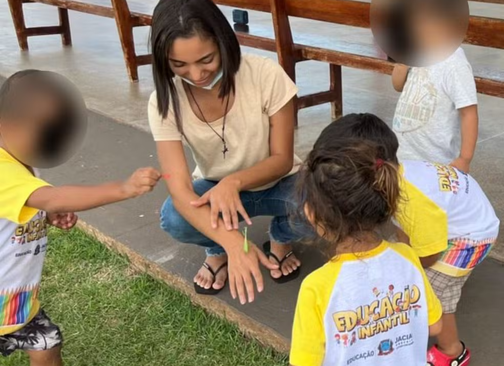 Professora aprovada em 1º lugar e impedida de assumir vaga em Rondonópolis após diagnóstico de autismo passa no concurso de Juscimeira