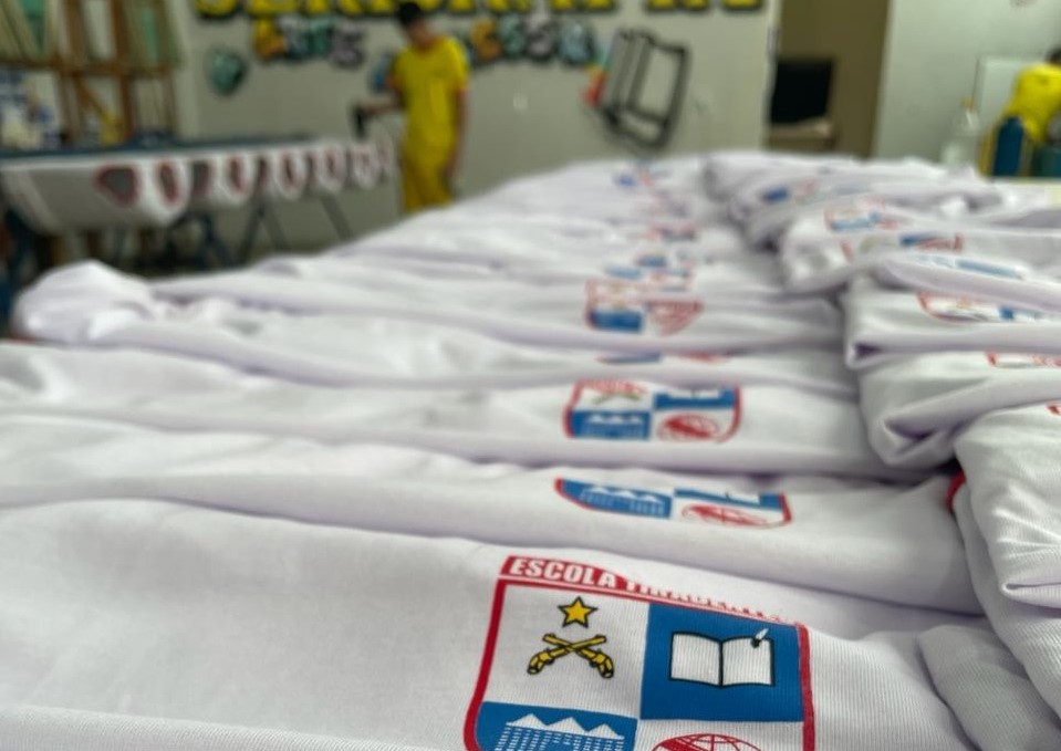 Governo entrega 30 mil uniformes escolares confeccionados por reeducandos em MT