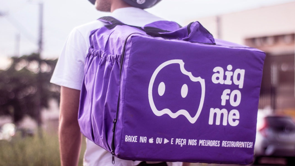 aiqfome presenteia entregador que fazia entregas em um burro, com uma moto 0km