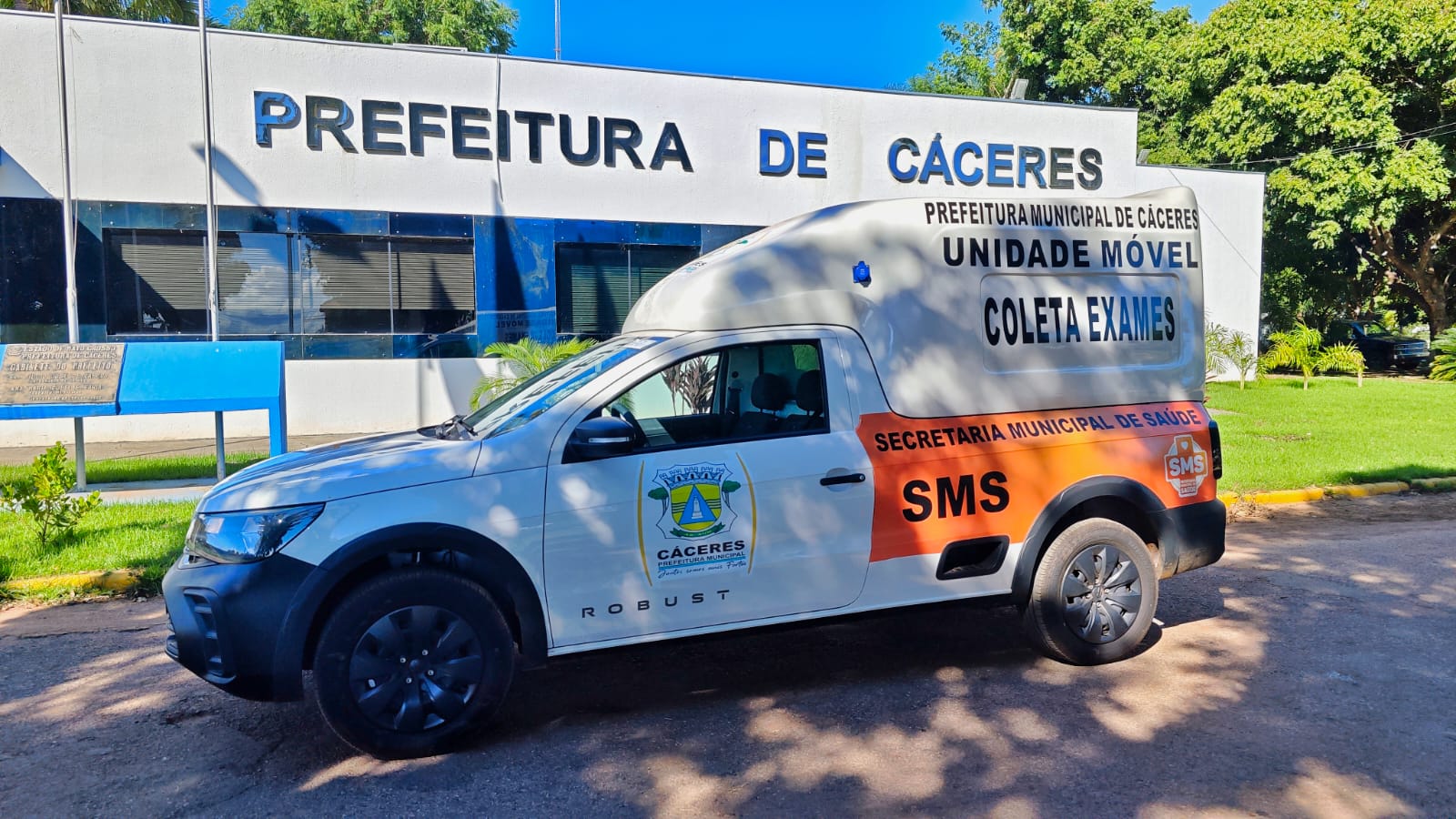 Prefeitura de Cáceres entrega unidade móvel de coleta de exames para atender zona rural