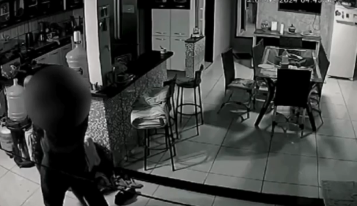 Câmera de segurança mostra homem dando golpe mata leão em noiva 2 meses antes de assassiná-la; veja vídeo