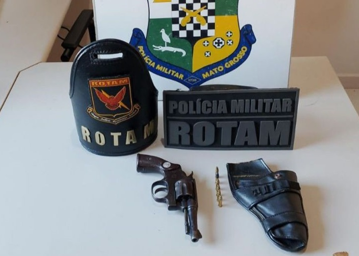 Mulher é presa pela Polícia Militar por ameaça e porte ilegal de arma