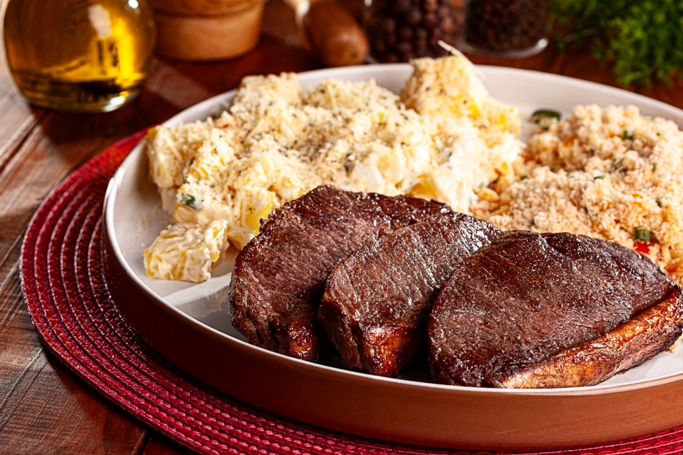 Prepare um almoço especial no dia das mães: Picanha na manteiga com farofa