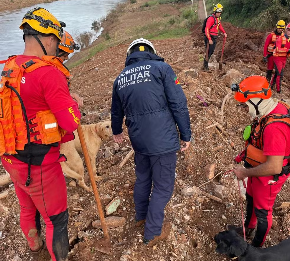 Bombeiros de MT fazem operação para resgatar seis pessoas da mesma família soterradas após enchentes no RS