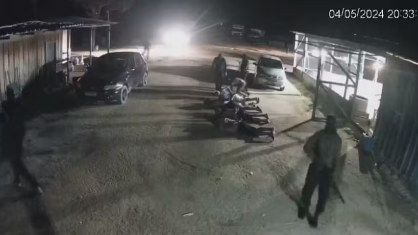 Grupo rende funcionários de fazenda e rouba quatro veículos
