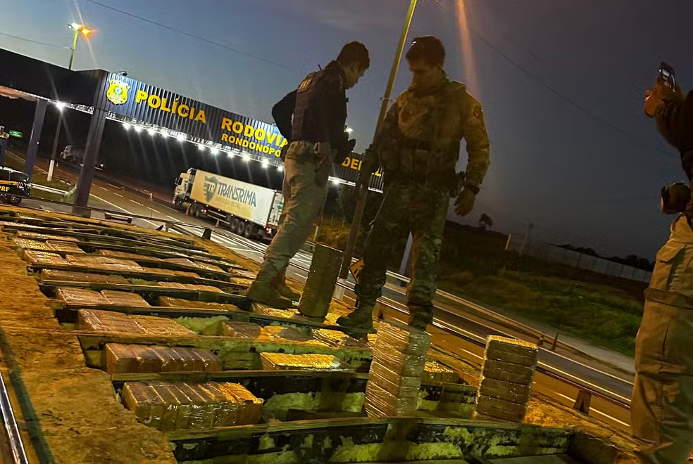 Motorista é preso por transportar mais de 400 kg de droga em teto falso de caminhão