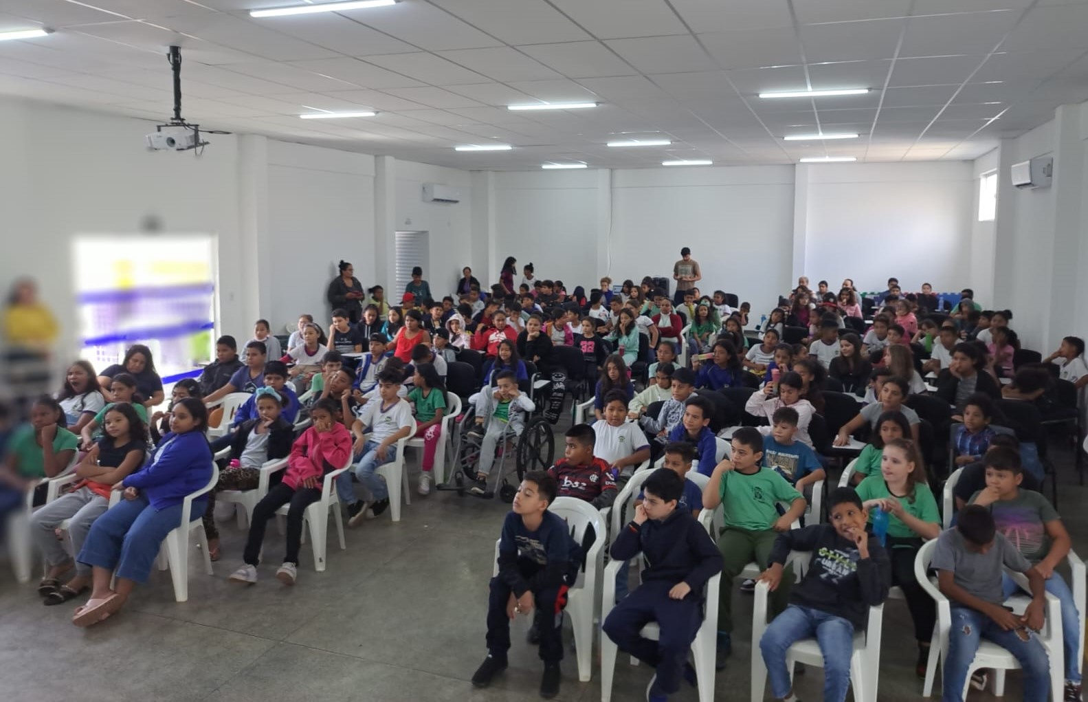 Educação Municipal: Palestra e teatro de bonecos abordam temas das campanhas Maio Amarelo e Laranja em Cáceres