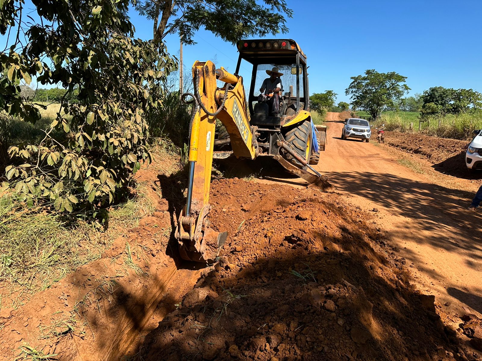 Prefeitura de São José do Povo faz serviço de encamento para sitiantes