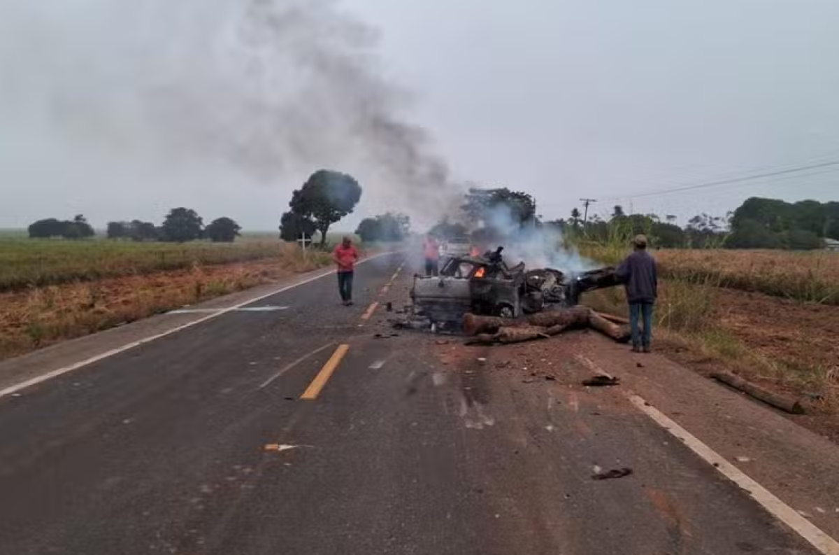 Três pessoas morrem após carro bater na traseira de caminhão trator em rodovia