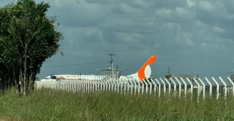 Avião da Gol ultrapassa pista de pouso e é rebocado por tratores em aeroporto de Sinop
