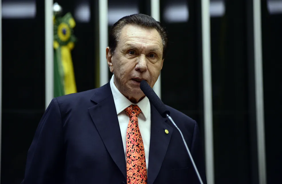 Carlos Bezerra é internado na UTI após bater cabeça em calçada