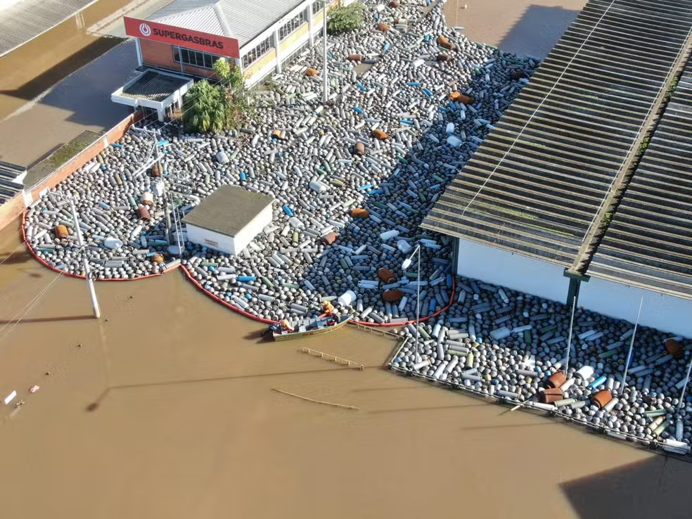 Barreiras de contenção são instaladas para impedir que botijões de gás sejam levados pela água durante enchente em Canoas