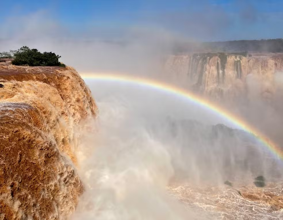 Vazão das Cataratas do Iguaçu sobe e está três vezes acima do normal