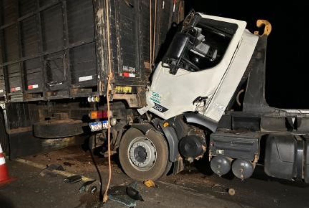 Caminhoneiro morre após engavetamento na BR-364