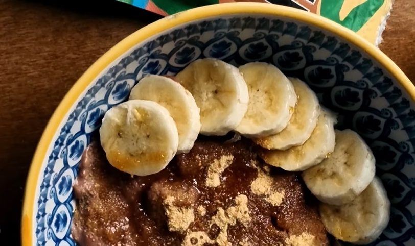 Mingau de aveia com ingredientes da Floresta