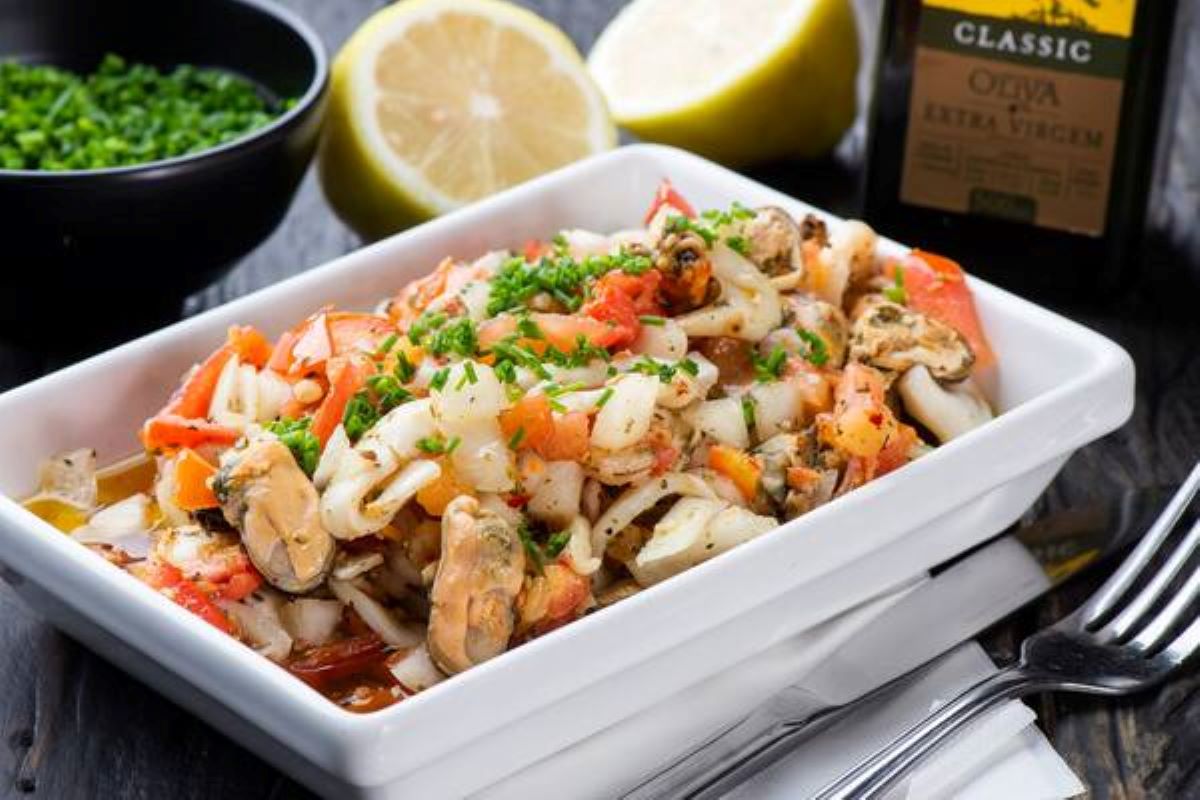 Salada proteica e refrescante, fica pronta em menos de 10 minutos