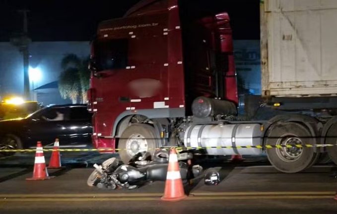 Mulher morre e homem fica ferido em acidente entre moto e carreta em rodovia