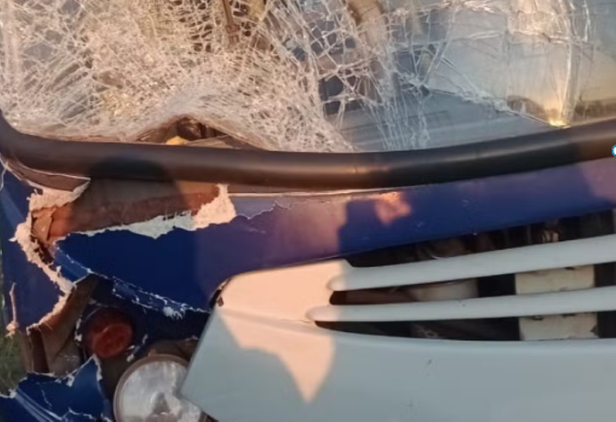 Ciclista morre após ser atropelado por ônibus escolar