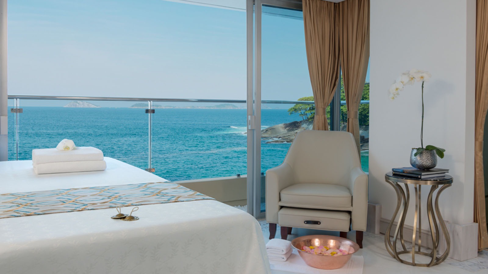 Um resort repleto de bons serviços em praia exclusiva no Leblon