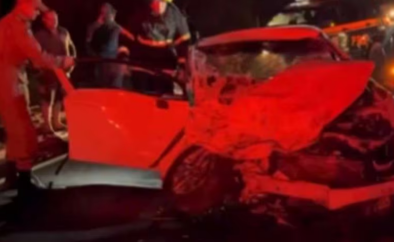 Acidente entre carro e ambulância deixa quatro pessoas feridas em rodovia