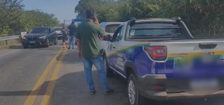 Caminhão desgovernado sem autorização para passagem causa acidente com 4 veículos na estrada para Chapada dos Guimarães