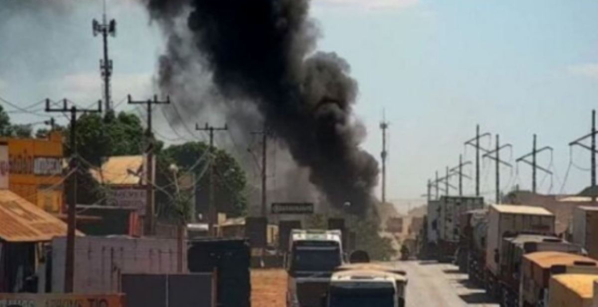 Várzea Grande | Carreta pega fogo após batida em rodovia
