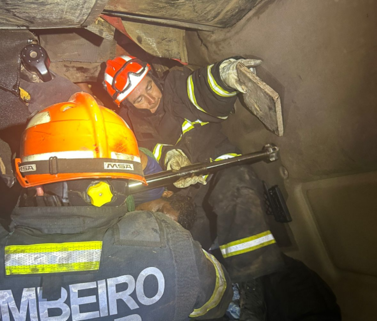 Bombeiros realizam desencarceramento de vítima presa em ferragens de carreta após acidente