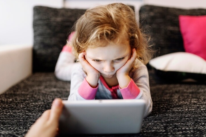 Tempo de tela em excesso: Como isso afeta o desenvolvimento e o cérebro das crianças?