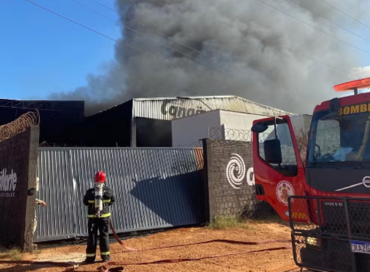 Sinop | Incêndio de grandes proporções atinge empresa de reciclagem