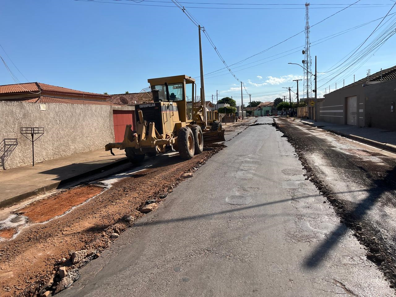 Cáceres | Prefeitura substitui asfalto em trecho da rua dos Tuiuiús entre a Getúlio Vargas e Colhereiros