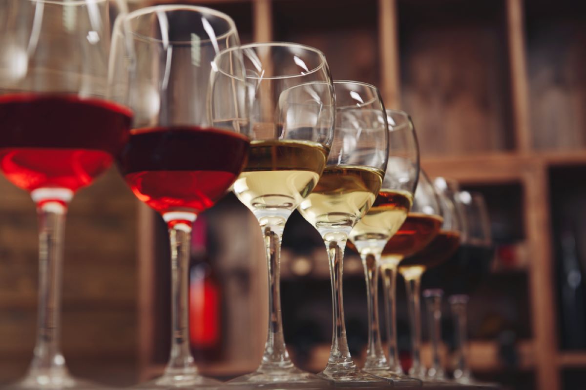 Tintos, rosés, cor de âmbar, alaranjados. Por que há tantas cores de vinhos? 