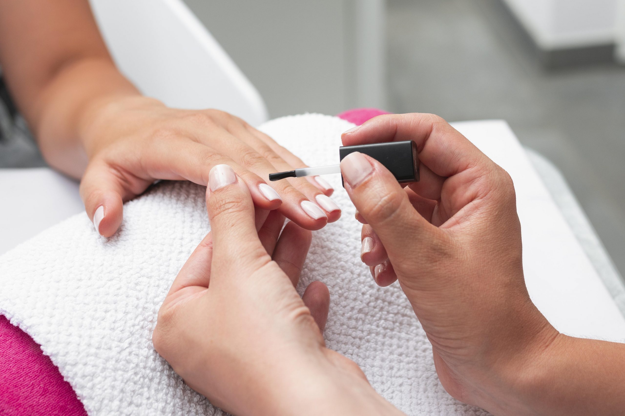 Unhas fracas e quebradiças? A escolha do esmalte pode ser a explicação