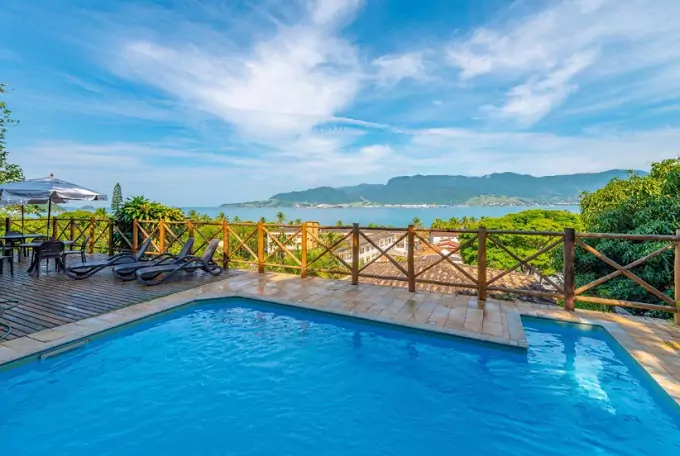 Férias escolares: Booking.com divulga destinos em alta para viagens em família no meio do ano