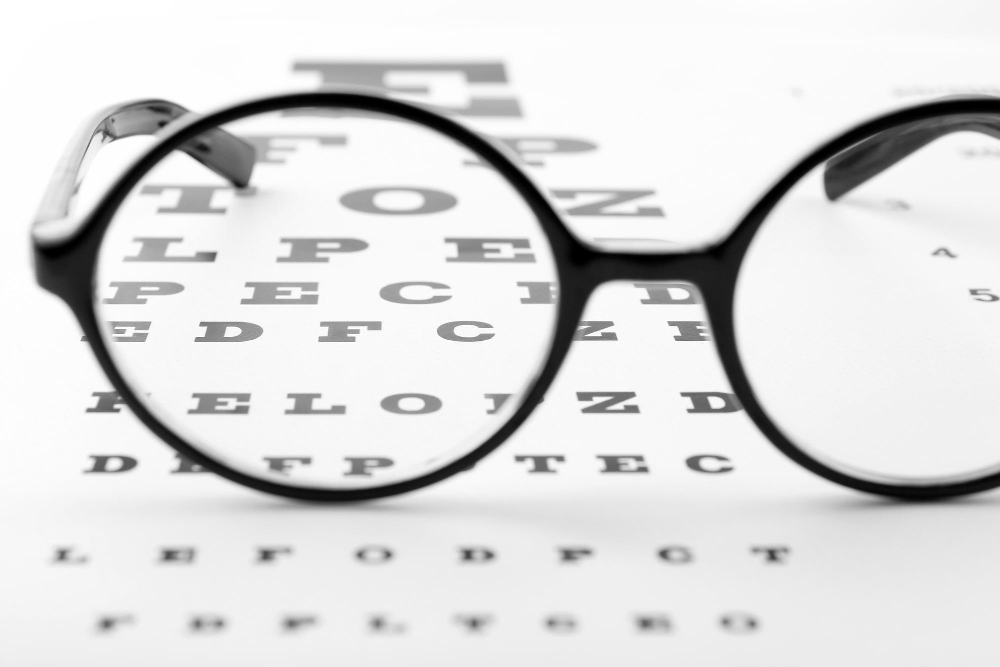 Recepcionista com visão monocular receberá indenização por ter sido dispensada