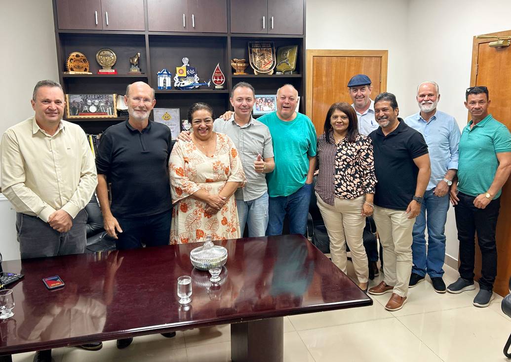 Deputados Carlos Avallone e Max Russi juntos com Iraci Souza, em Pedra Preta