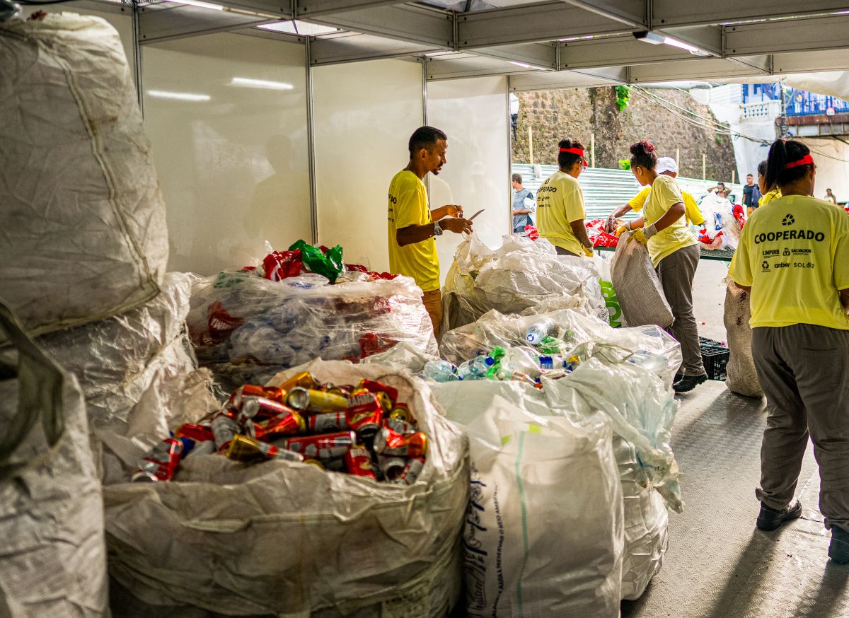 Brahma e Ambev geram cerca de R$ 100 mil em renda para catadores durante São João