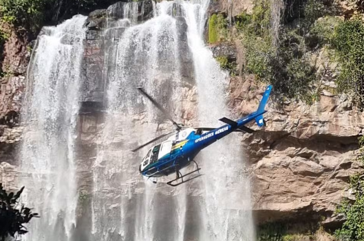Esportista morre ao cair de altura de 15 metros enquanto praticava rapel em cachoeira
