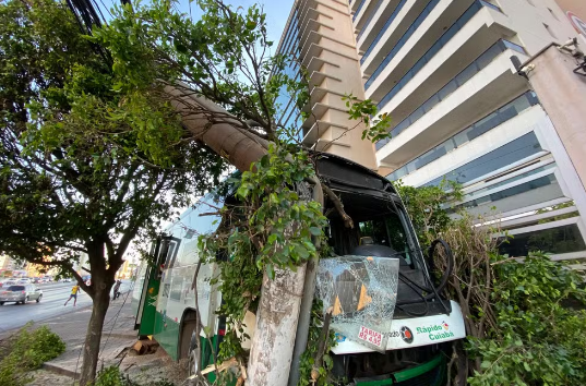 Ônibus perde o freio, bate em prédio e mais de 3 mil casas ficam sem energia em Cuiabá
