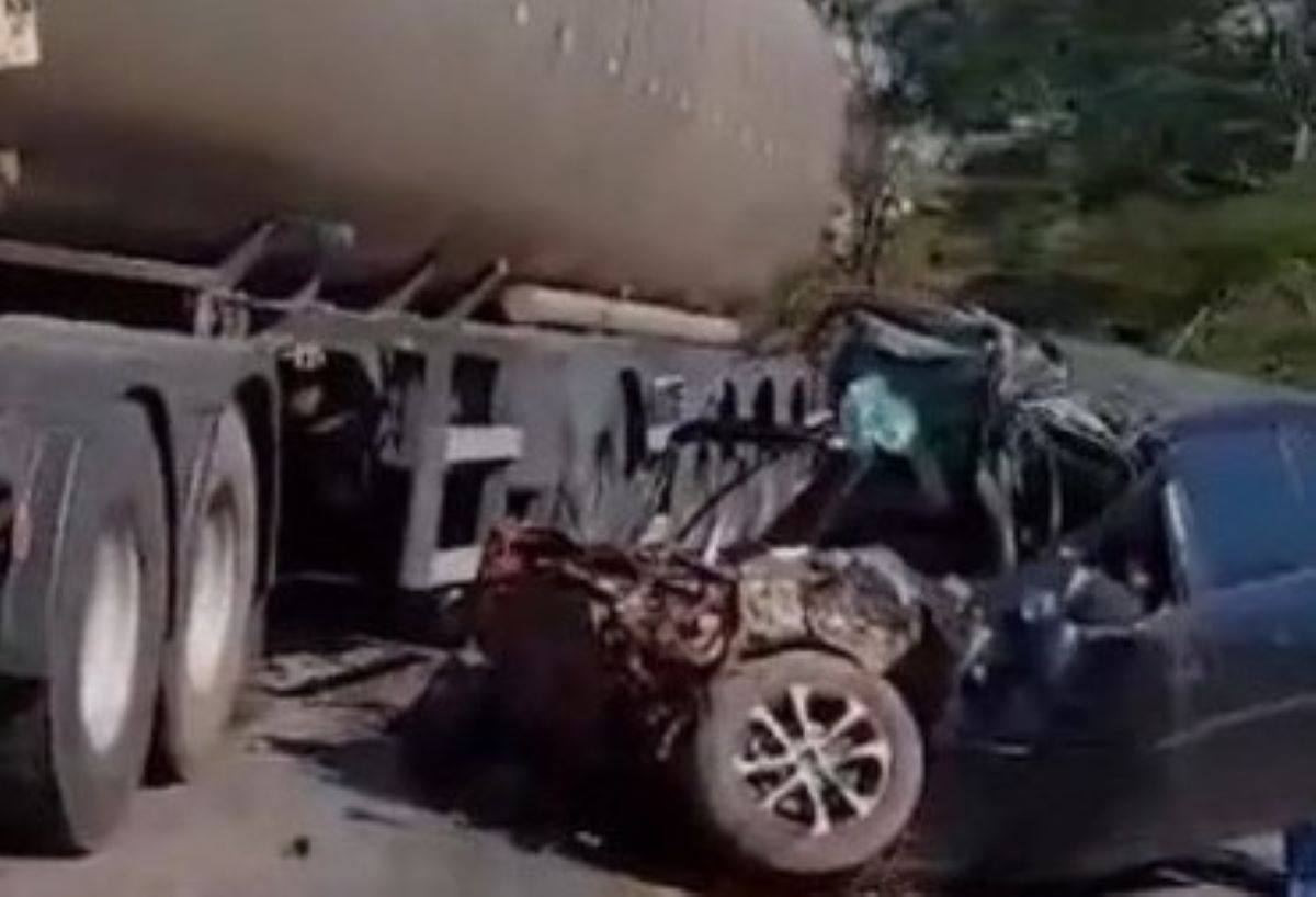Acidente entre carro e caminhão deixa dois mortos na BR-163