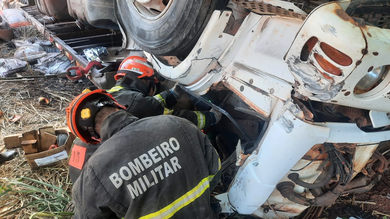Bombeiros fazem desencarceramento de vítimas de capotamento em Tangará da Serra