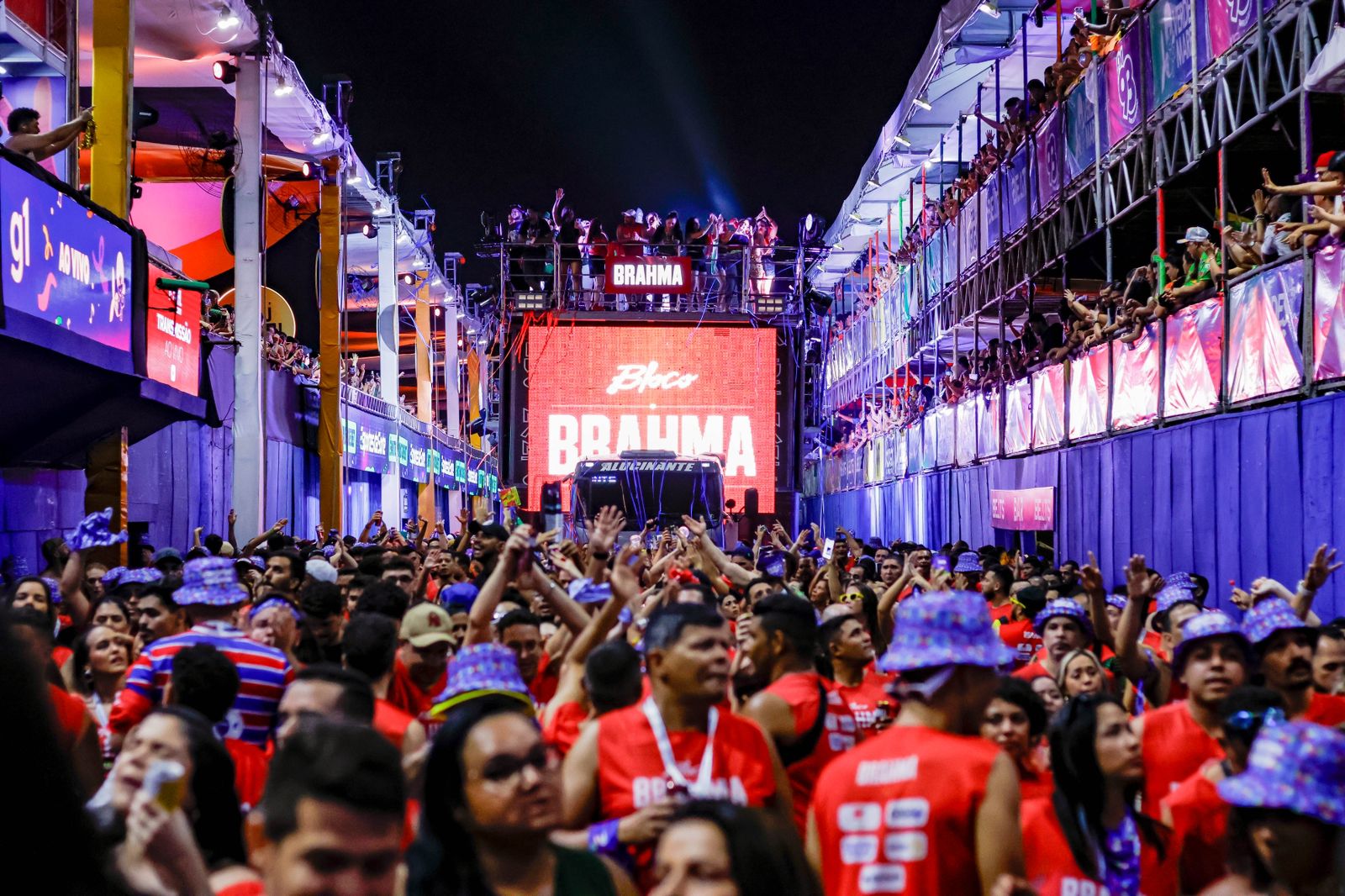 Bloco Brahma reúne foliões de várias partes do país em última noite de micareta no Ceará