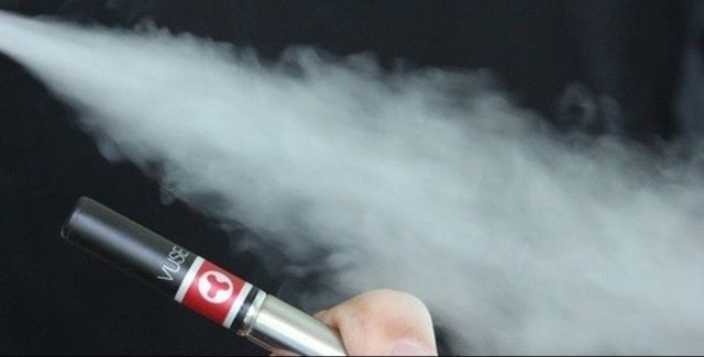 Irmãs têm colapso pulmonar após consumo excessivo de cigarros eletrônicos: hábito pode levar à epidemia de casos de câncer de pulmão na geração Z