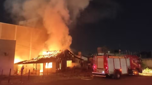 Homem é preso suspeito de incendiar casa da ex-namorada com os pais dela e o filho dentro