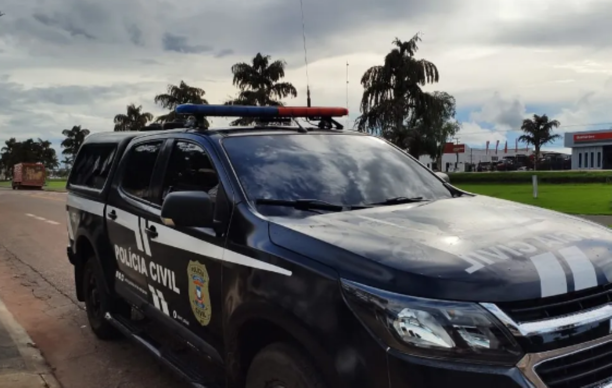 Homem é morto a tiros na frente da família