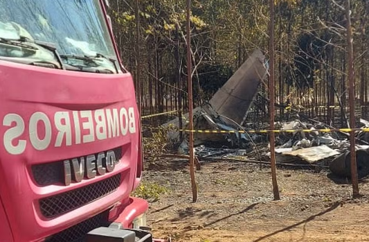 Duas pessoas morrem após jatinho particular cair e pegar fogo