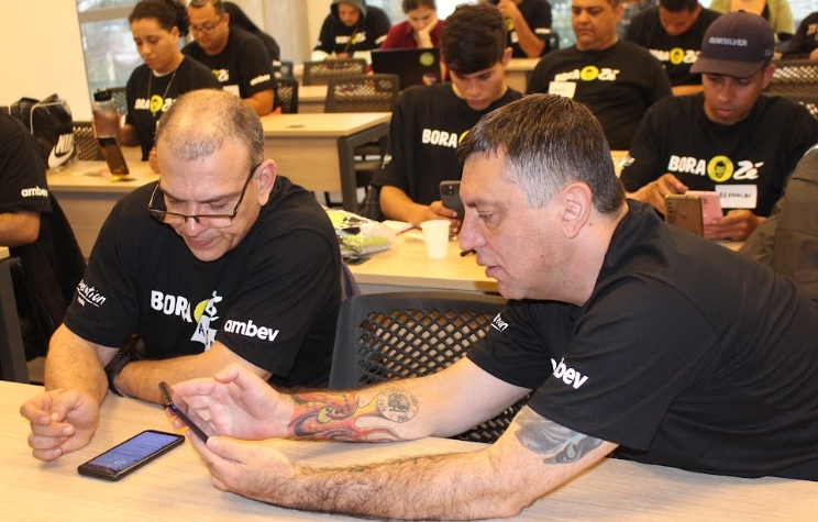 Ambev e Zé Delivery apostam na profissionalização de pessoas entregadoras